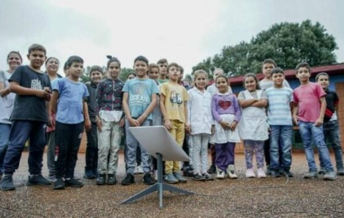 El Gobierno de Misiones puso en funcionamiento antenas de Starlink para que las escuelas mas remotas de la provincia tengan internet