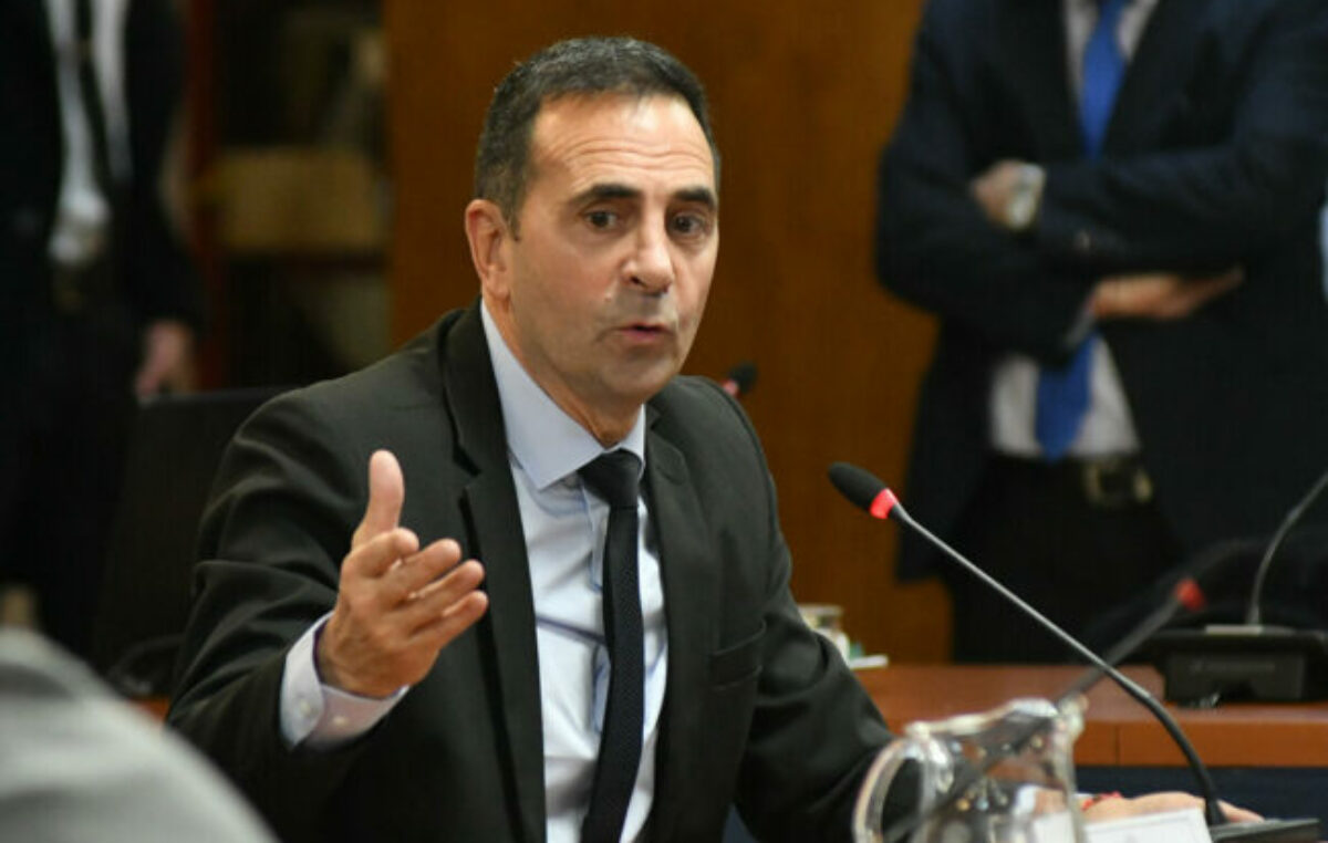 La política oficial de tope a los sueldos 