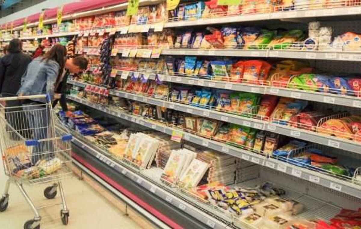 El ajuste llegó a la comida: en Neuquén se desplomó el consumo de carnes, lácteos, panificados y almacén