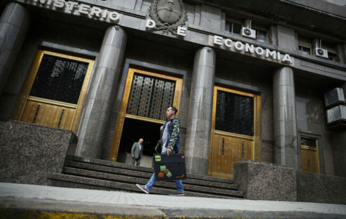 El Gobierno redujo el gasto, de la mano del recorte a las provincias, la obra pública y las jubilaciones