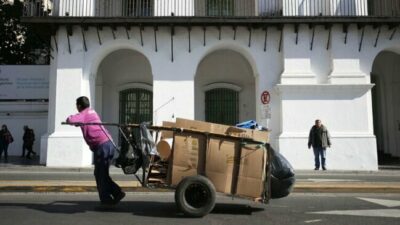 La importación y la crisis golpean a los cartoneros de Santa Fe: se recicla menos y cada vez son más trabajadores