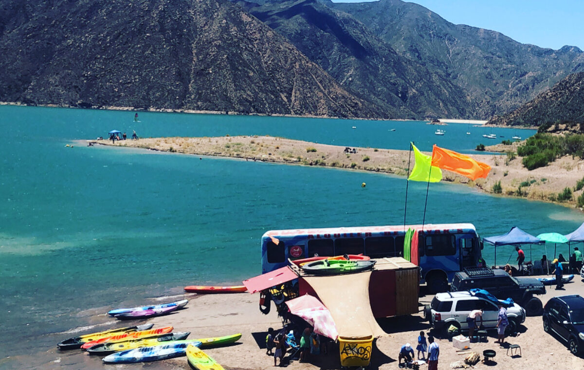 Foodtrucks, bares, rafting y un paisaje montañoso: así es el primer parador turístico de Potrerillos