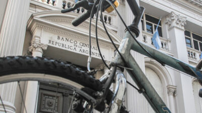 Cómo funciona y quiénes se benefician de la bicicleta financiera de la dupla Milei-Caputo, ¿qué es el carry trade?