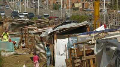 La pobreza por falta de ingresos o carencias básicas llegó al 61% en la primera mitad de 2024