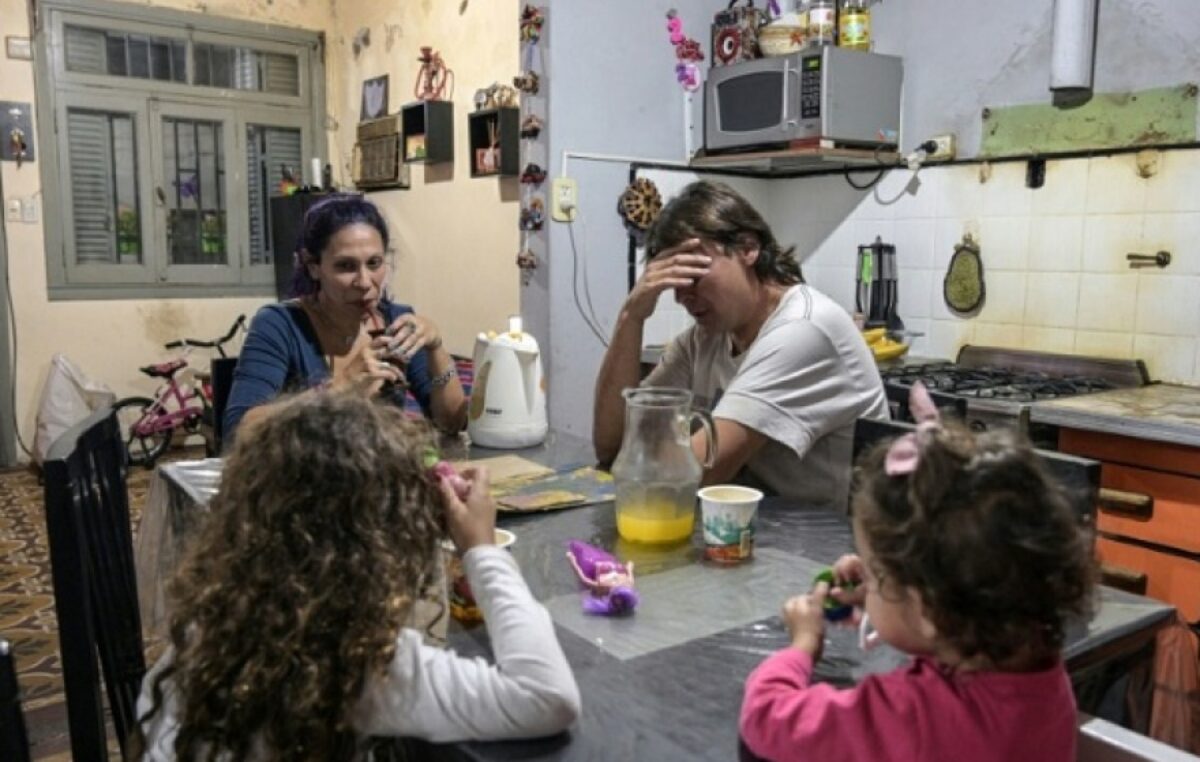 La crisis económica obliga al 60% de los argentinos a recortar en alimentación