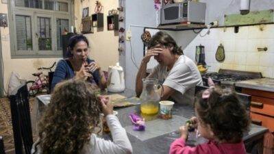 La crisis económica obliga al 60% de los argentinos a recortar en alimentación