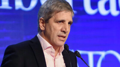 Caputo se patinó 2000 años de Argentina en la OMS para frenar el dólar