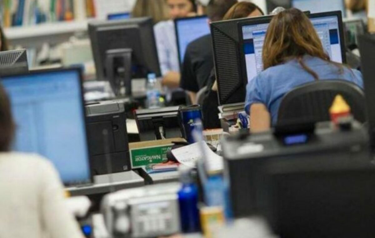 Cae el empleo formal y crece el monotributo social