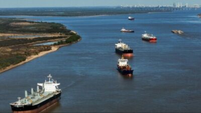 Sorpresa en la Hidrovía: Senadores radicales quieren que el Gobierno habilite a China a participar de la licitación