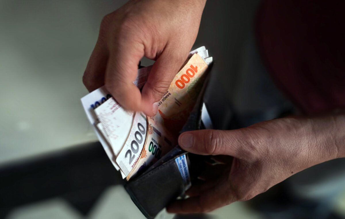Los menores aumentos desde 2001; las paritarias se pactan al nivel más bajo en 24 años;