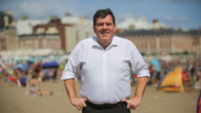 Se fue el verano, pero los trapitos quedan: El intendente de Mar del Plata ahora sale a buscar karatecas para correr a la gente de la calle