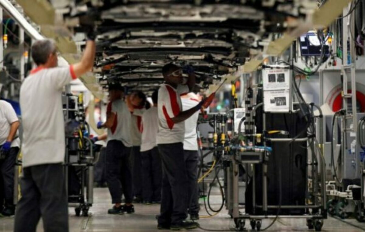 La industria no sale de la zona de recesión y, además, se preocupa por los altos costos