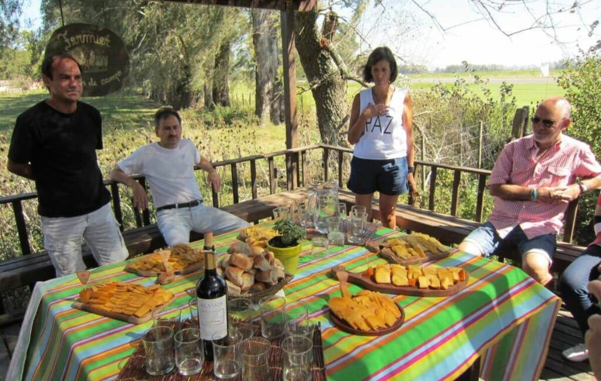 Dónde queda el pueblito argentino que ofrece la mejor degustación de quesos artesanales a cielo abierto
