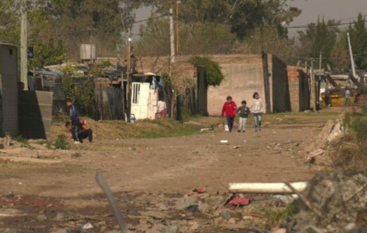 Menos pobres, pero más pobreza: la UCA contrasta los datos del INDEC