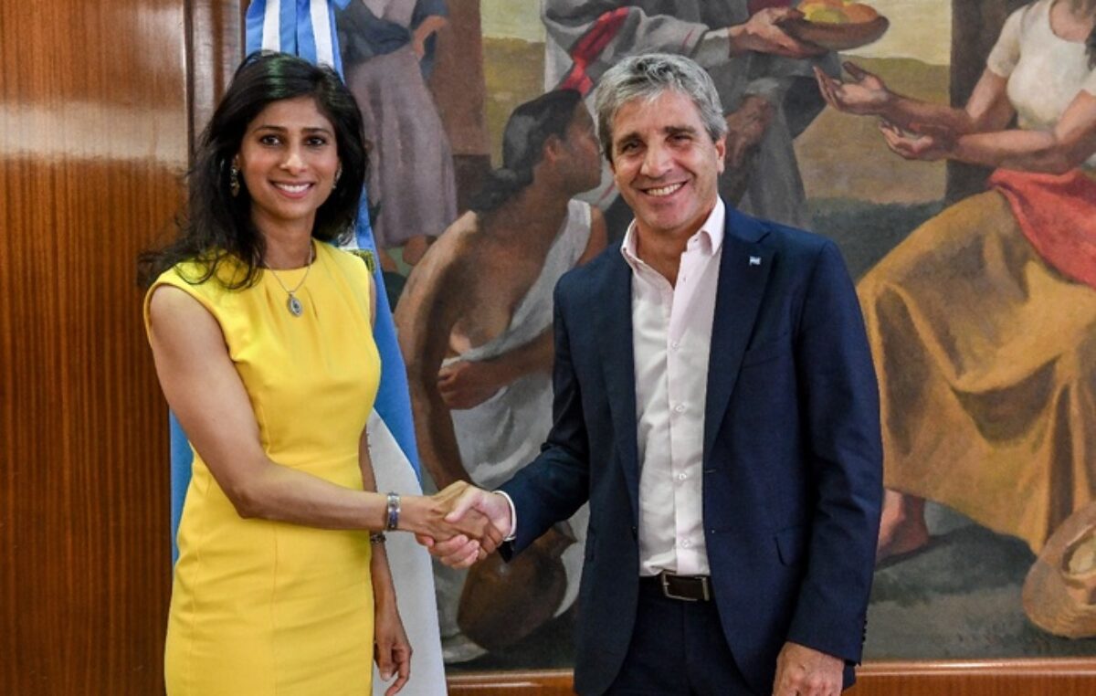 Cómo el FMI obligó a Milei y Caputo a devaluar