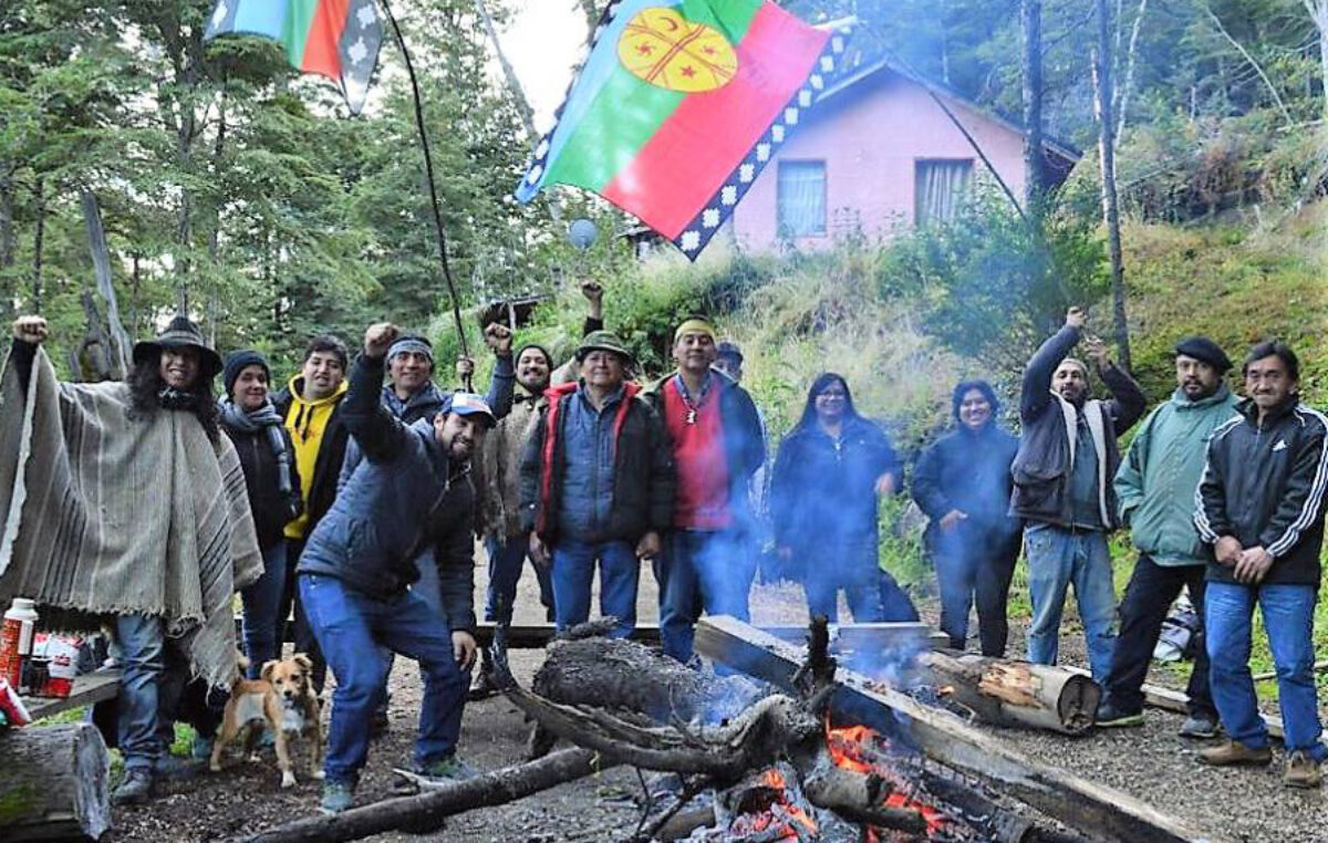 Villa La Angostura: la aldea que pelea con los mapuches y un intendente que se subió a la nueva ola