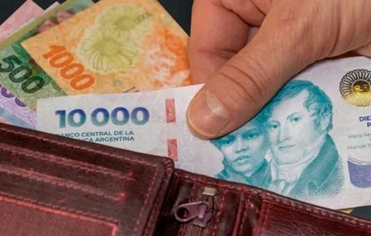 La caída de ingresos suma presión al mercado laboral en Argentina