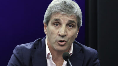 Toto Caputo se aferra a su maltrecho plan económico
