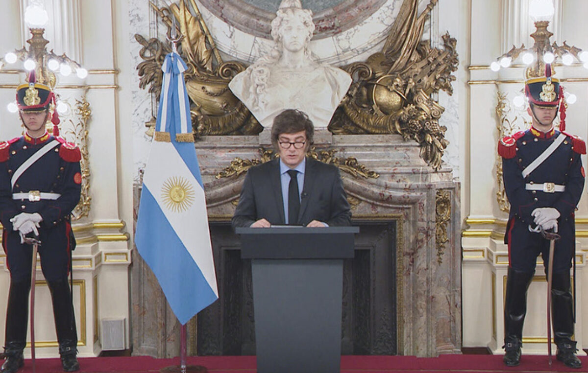 Difícil robarle la memoria a un país entero