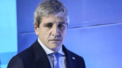 Los «campeones» compraron dólares y Toto Caputo tira la pelota afuera: «Quieren voltear al Presidente»