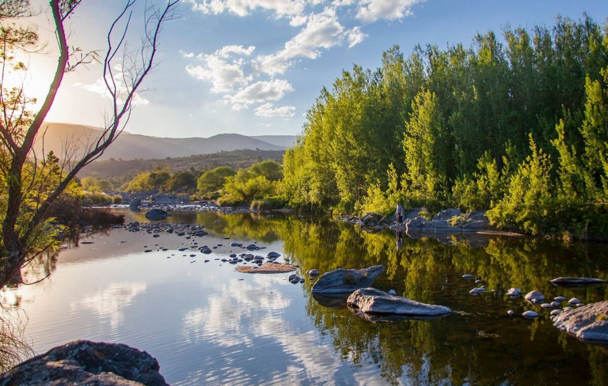 El pueblo de Córdoba que enamora con su río y aire serrano