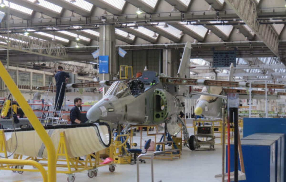 Denuncian que la fábrica de aviones argentina está parada