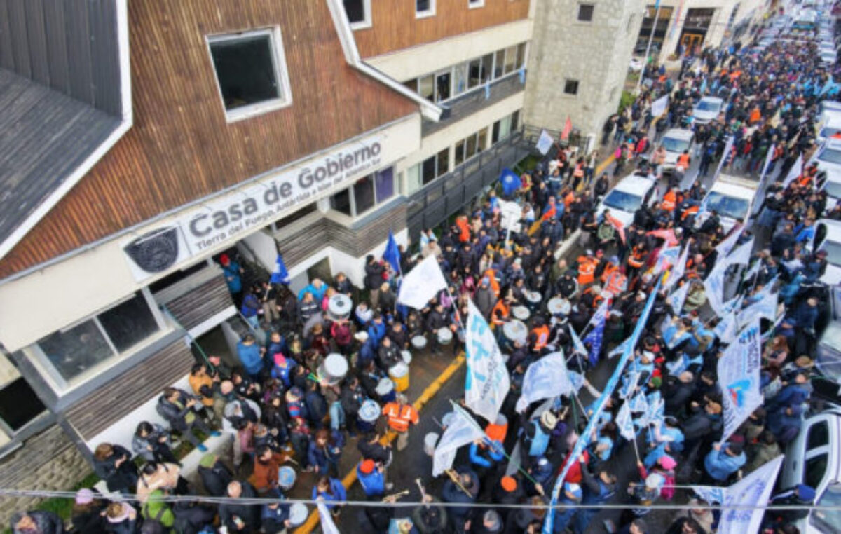 Ushuaia: Una multitudinaria movilización de municipales reclamó por la coparticipación