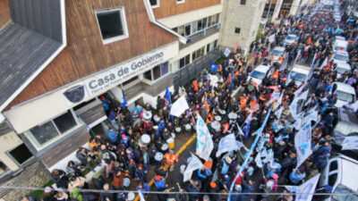 Ushuaia: Una multitudinaria movilización de municipales reclamó por la coparticipación