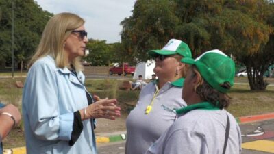 Dos mujeres al cuidado de la Plaza Borges de Paraná