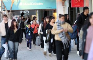 Deudas, recortes y estrés: el impacto del ajuste en mujeres de Neuquén, Centenario y Plottier