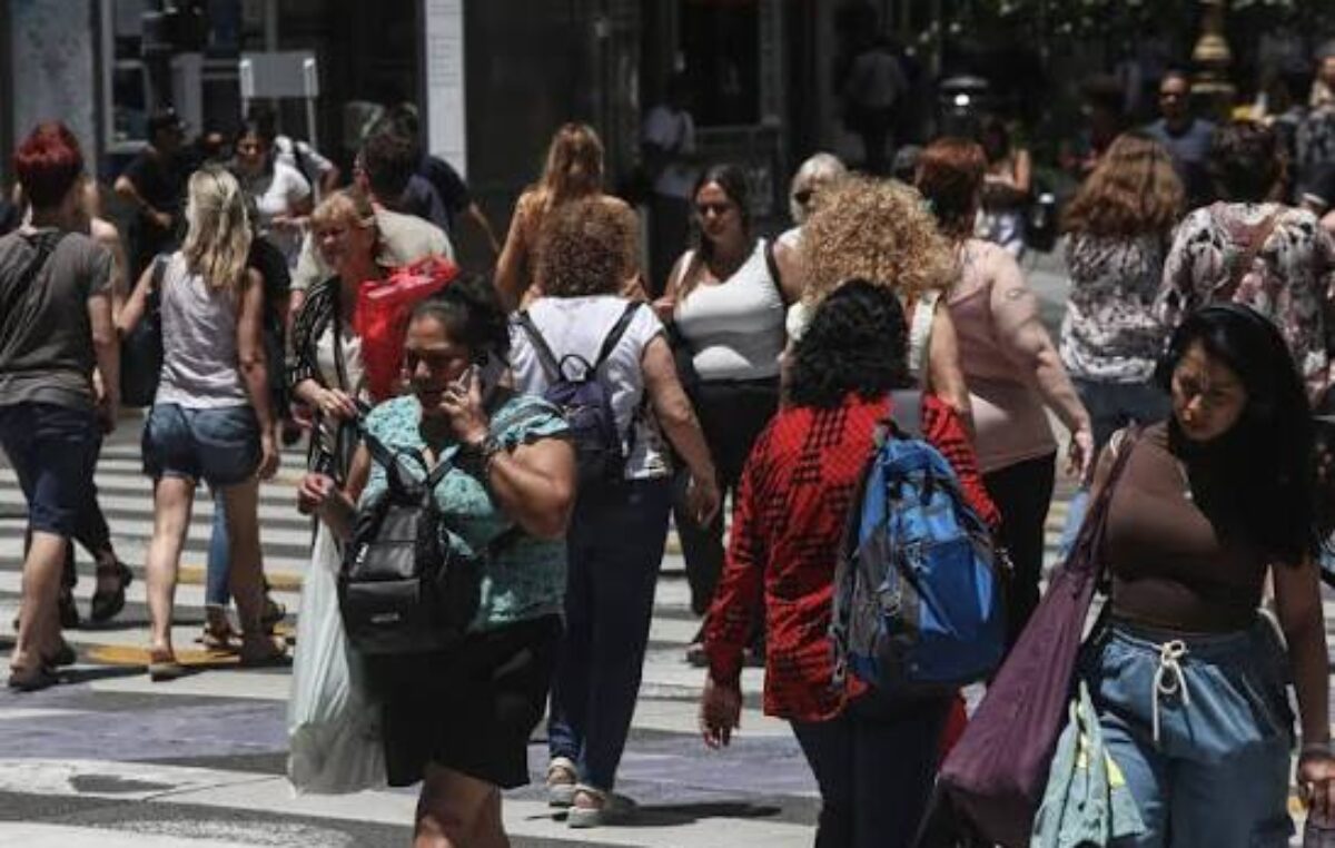 Las mujeres argentinas, cada vez más lejos de Milei