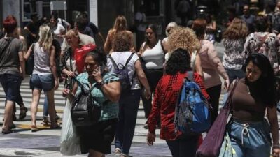 Las mujeres argentinas, cada vez más lejos de Milei