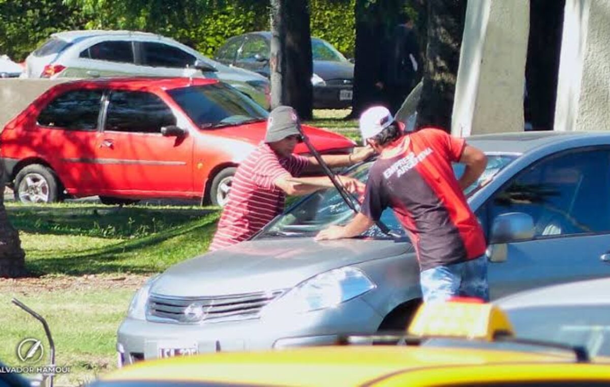 Hay al menos 1395 cuidacoches en Rosario, y el Concejo analiza la implementación de la ley
